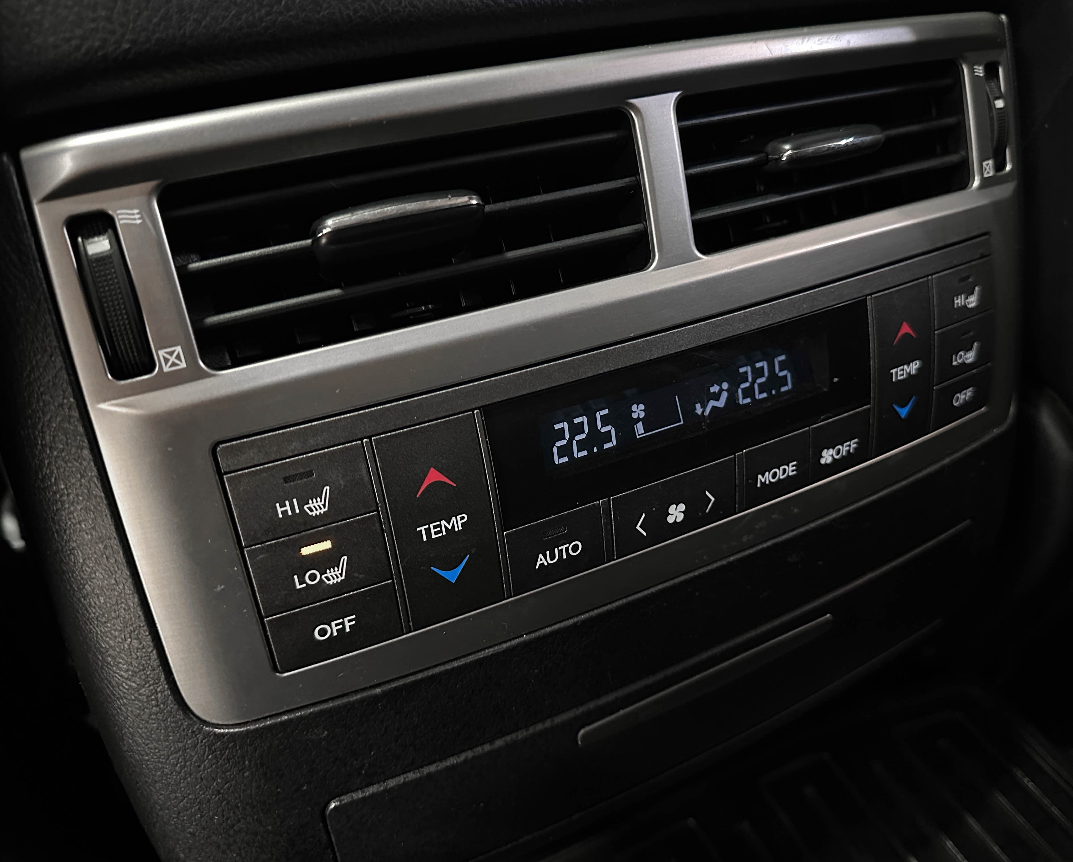 Lexus LX 570 - фото 36