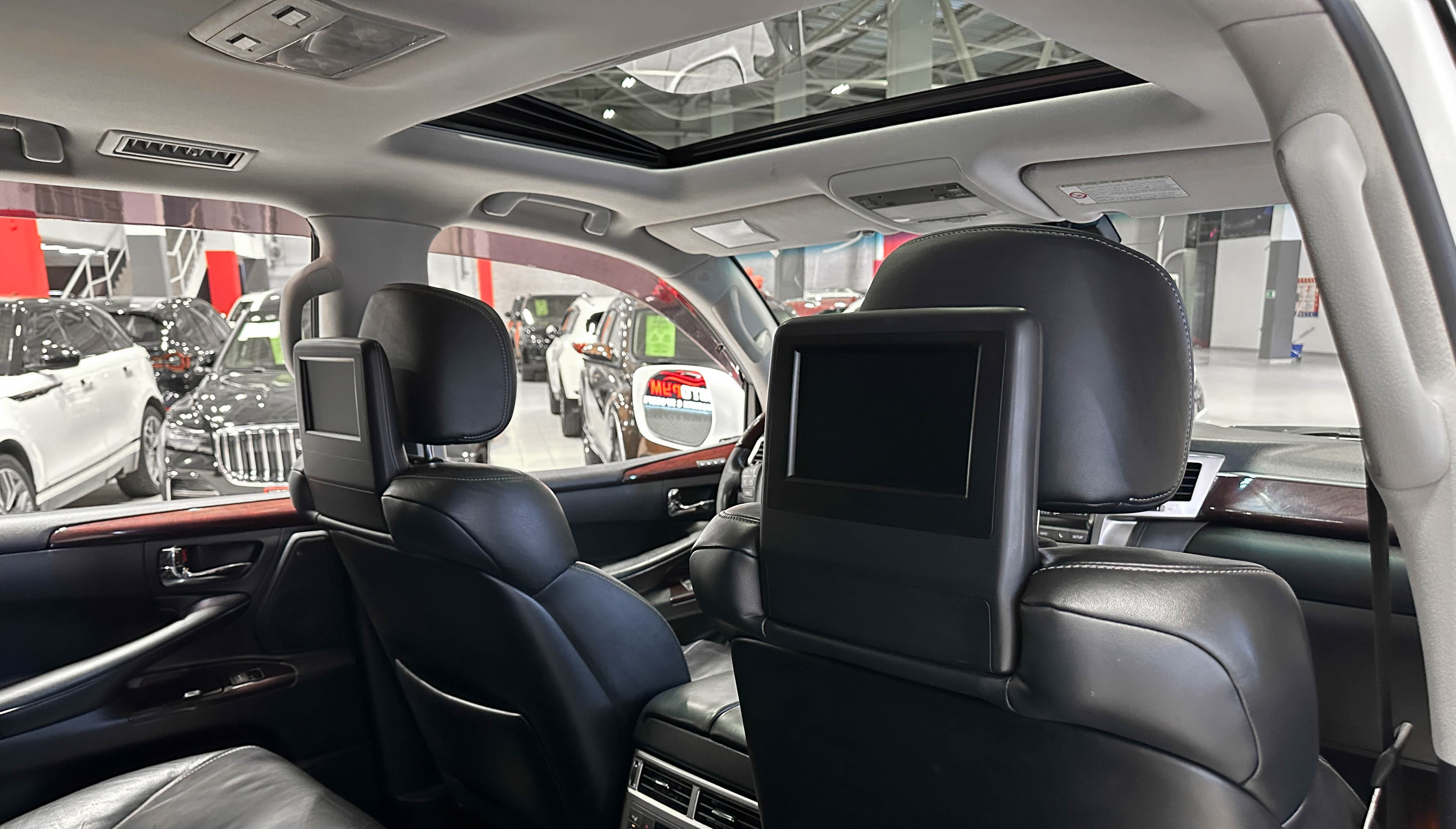 Lexus LX 570 - фото 37