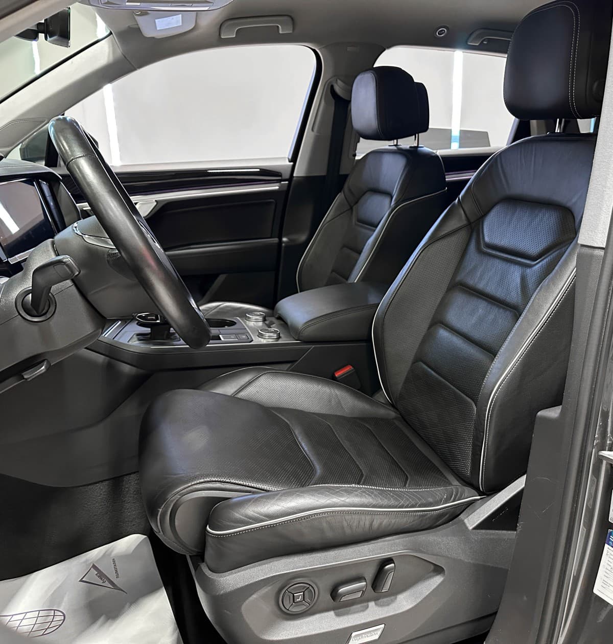 Volkswagen Touareg - фото 11
