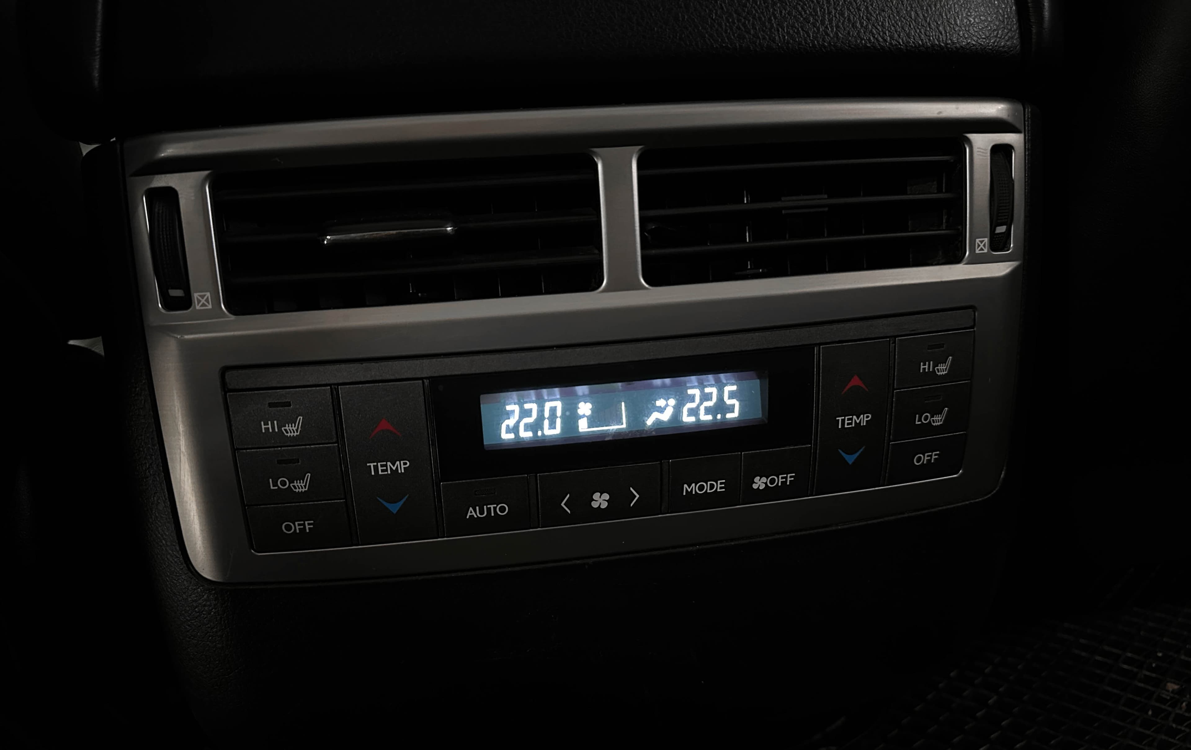 Lexus LX 570 - фото 30