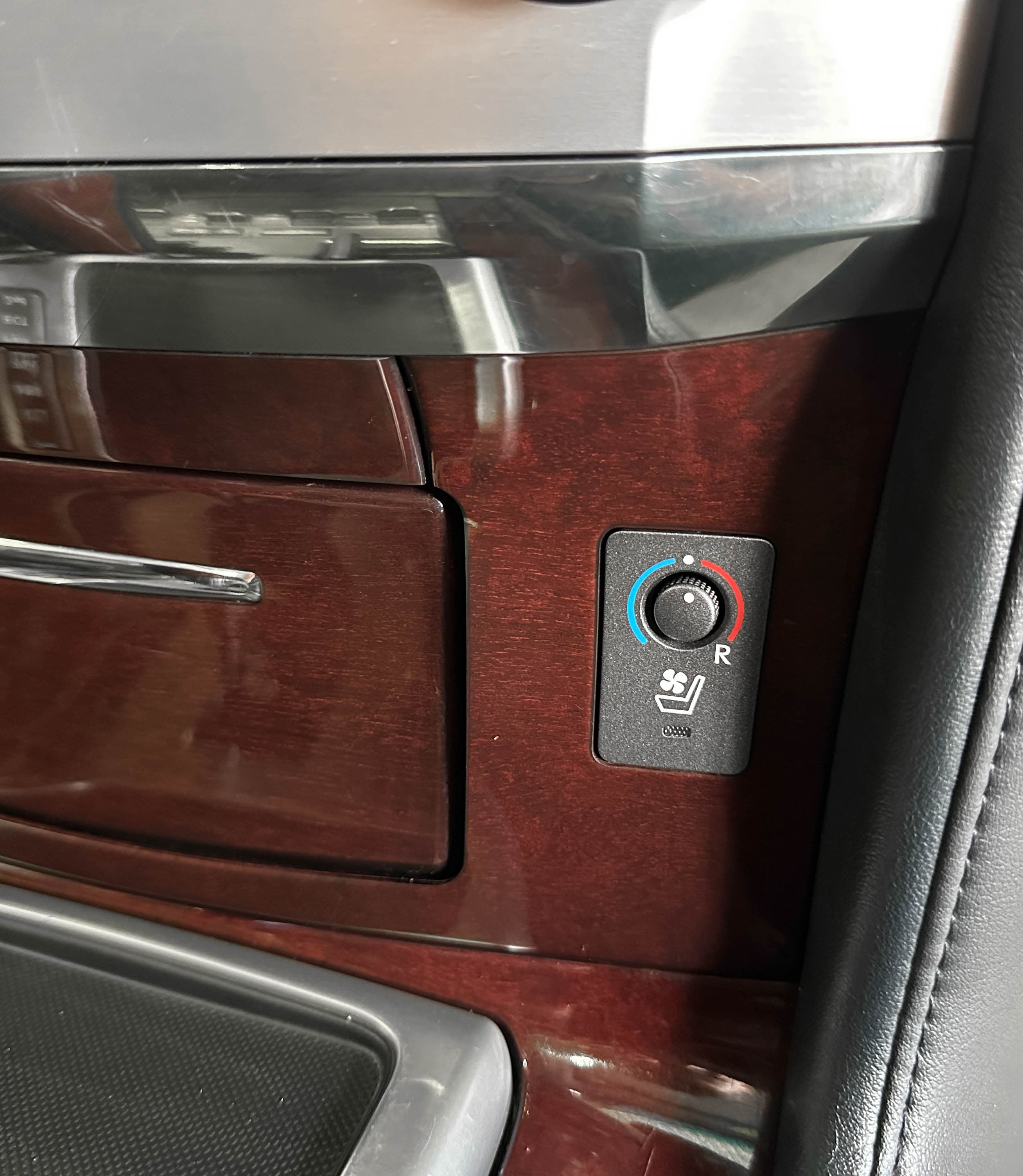 Lexus LX 570 - фото 28