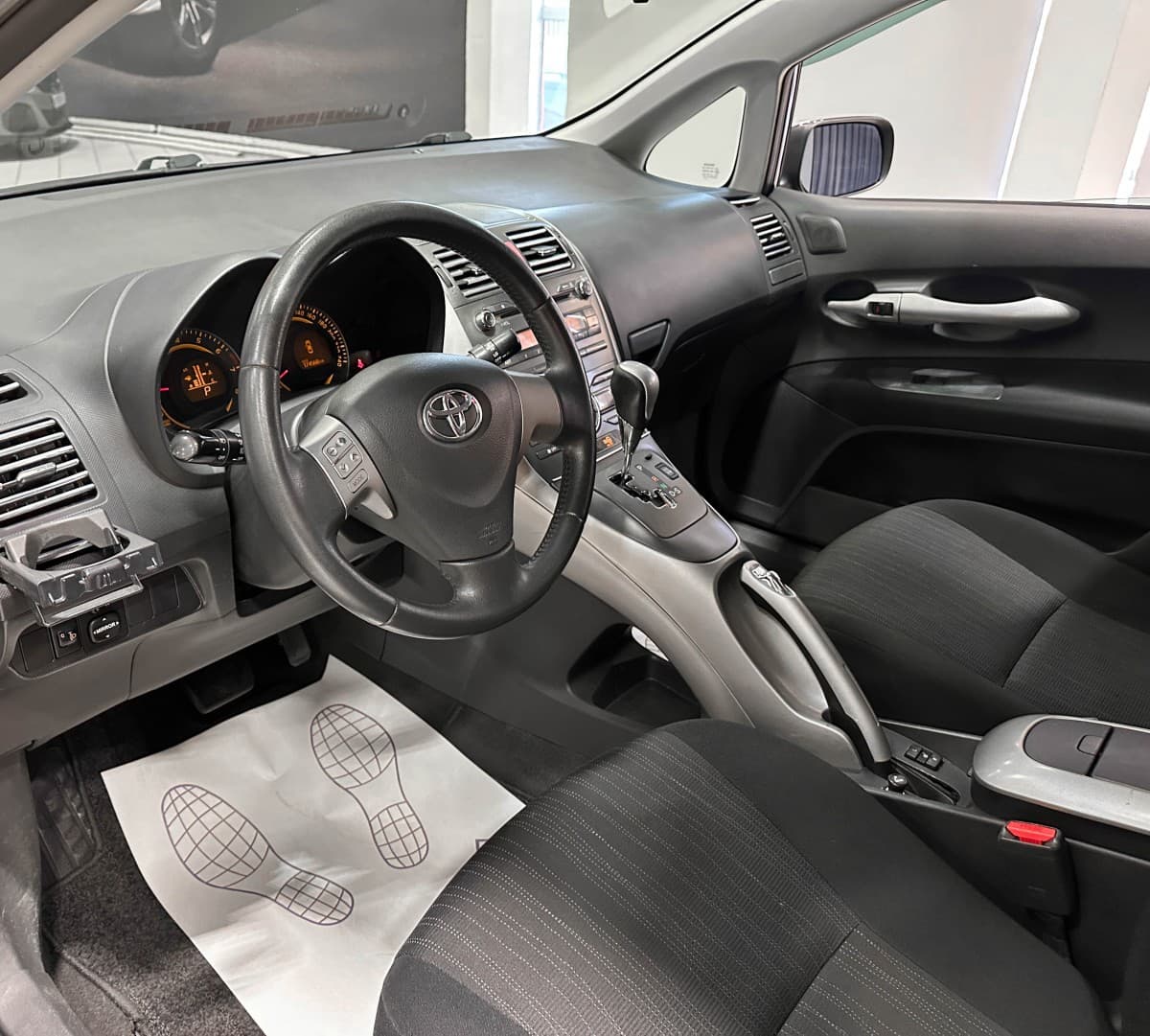 Toyota Auris - фото 9