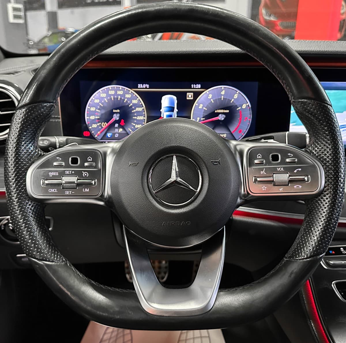 Mercedes-Benz E 200 - фото 29