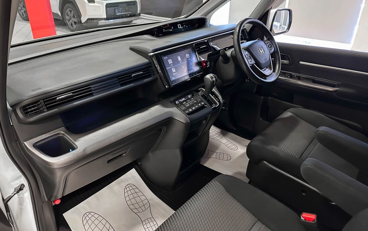 Honda Stepwgn Spada - фото 10