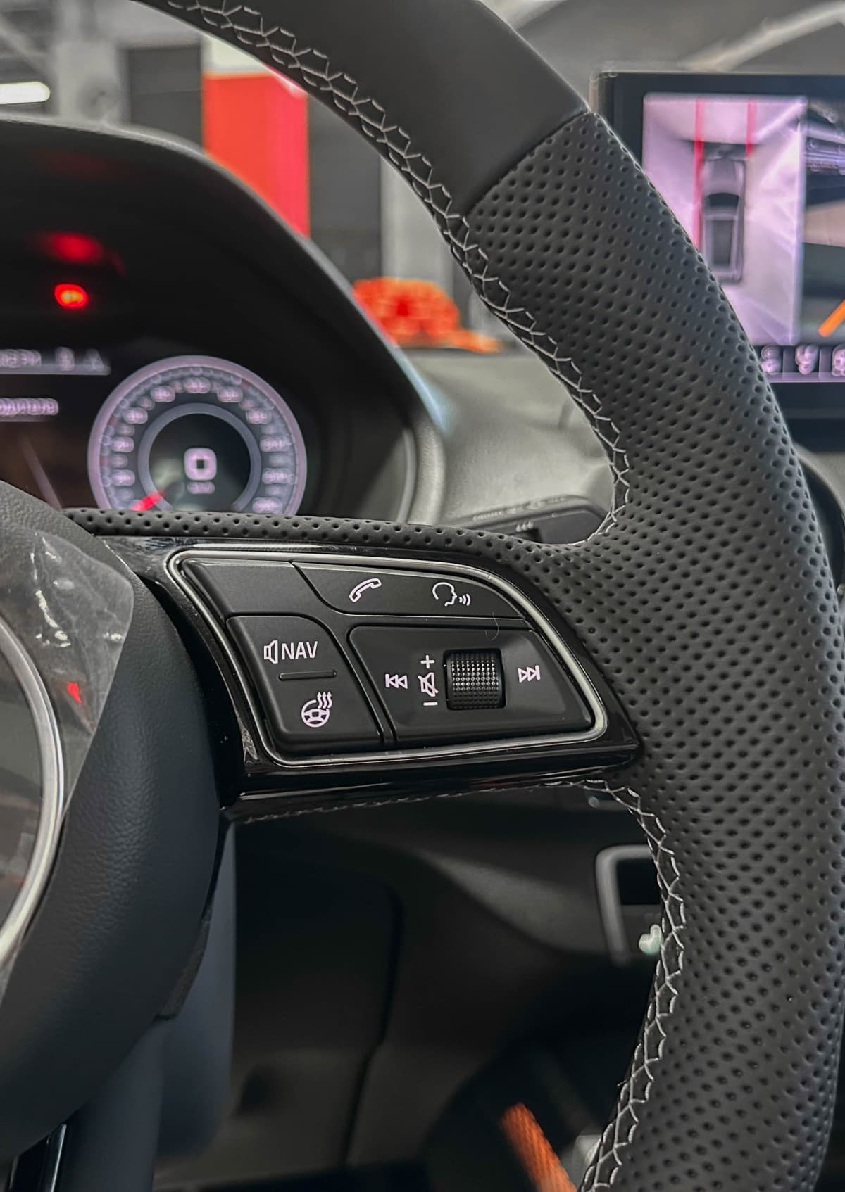 Audi Q2L - фото 21