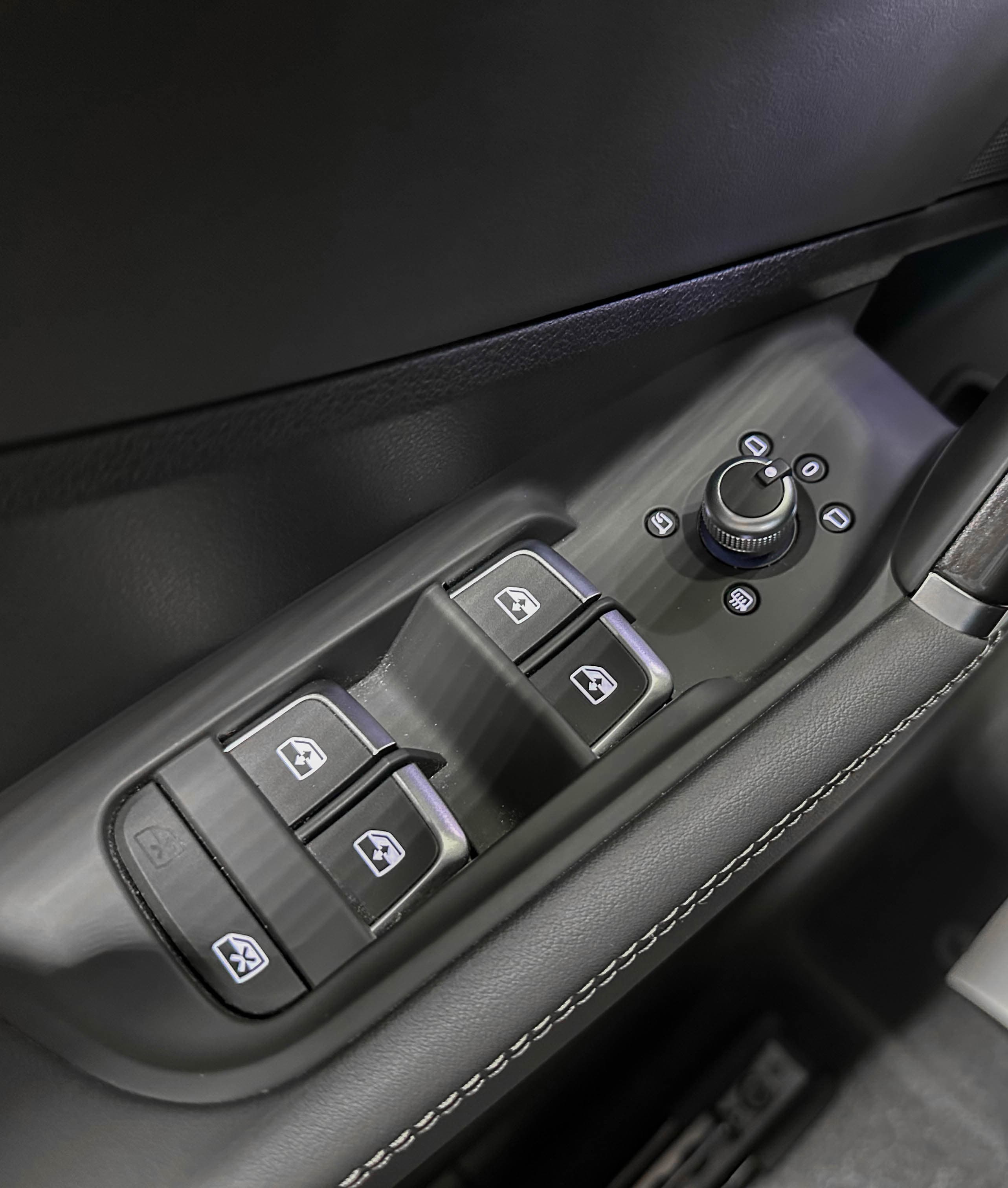 Audi Q2L - фото 19