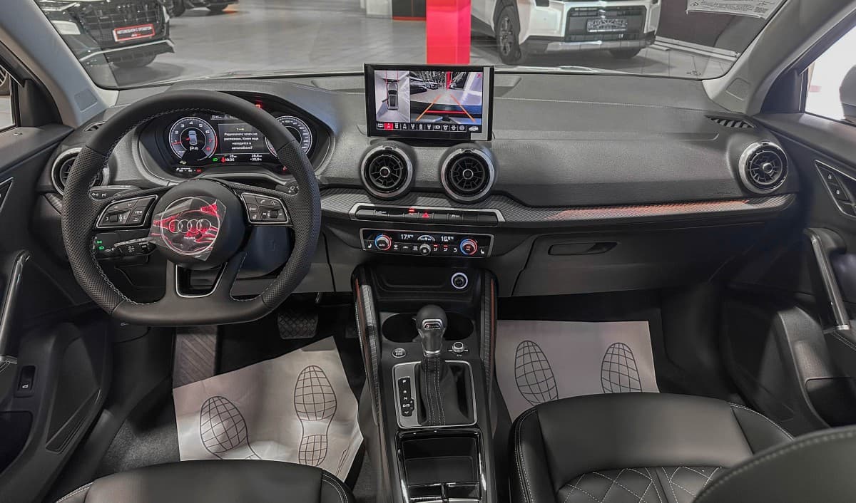 Audi Q2L - фото 31