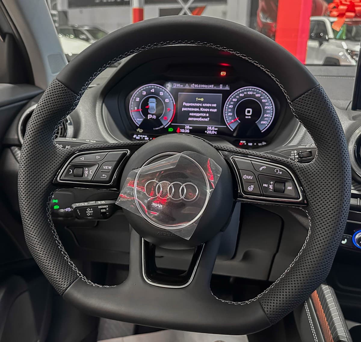 Audi Q2L - фото 30