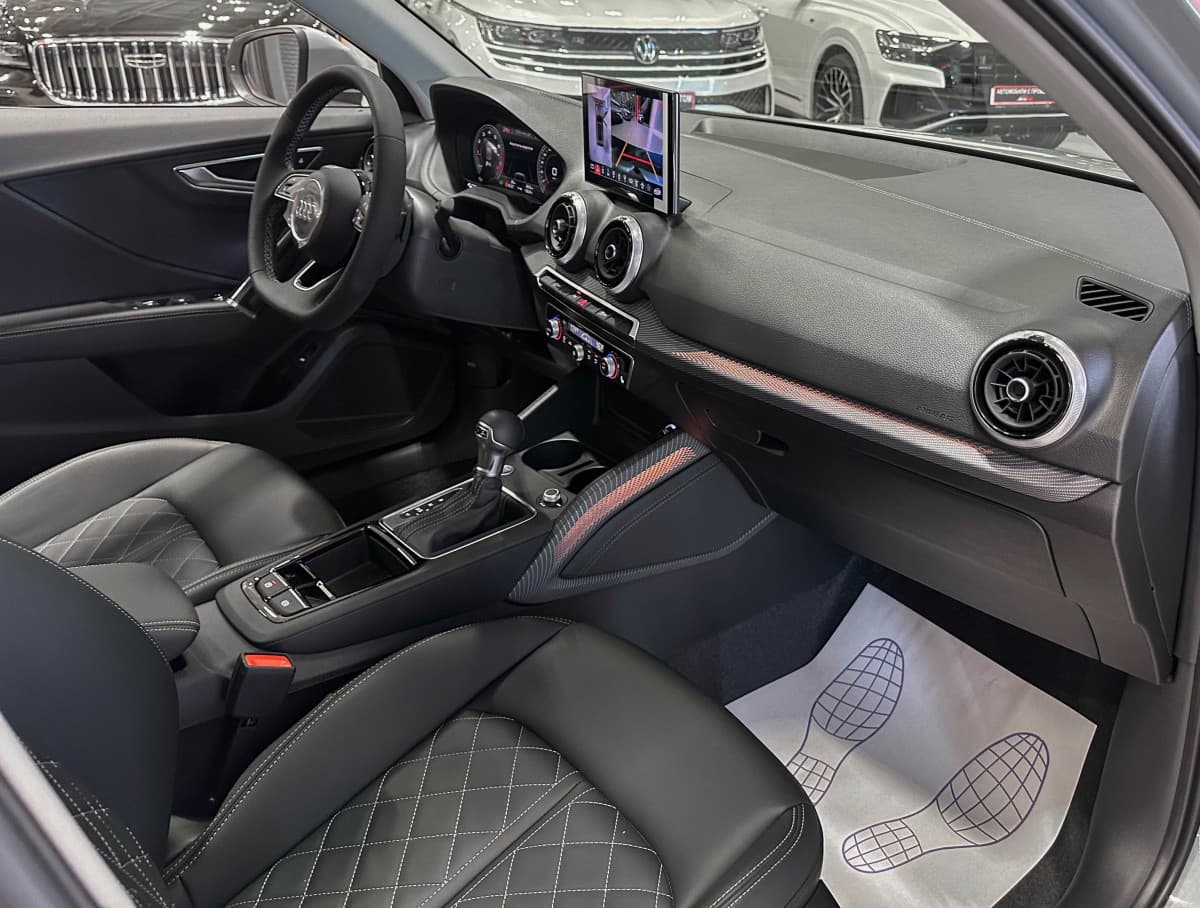 Audi Q2L - фото 18