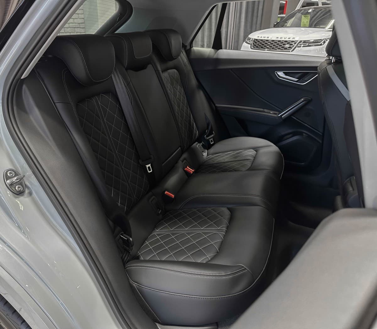 Audi Q2L - фото 16