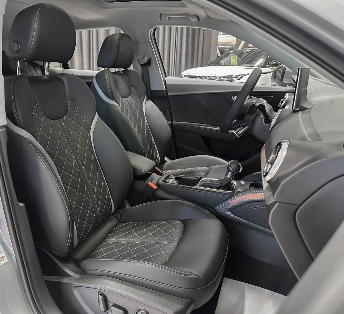 Audi Q2L - фото 17