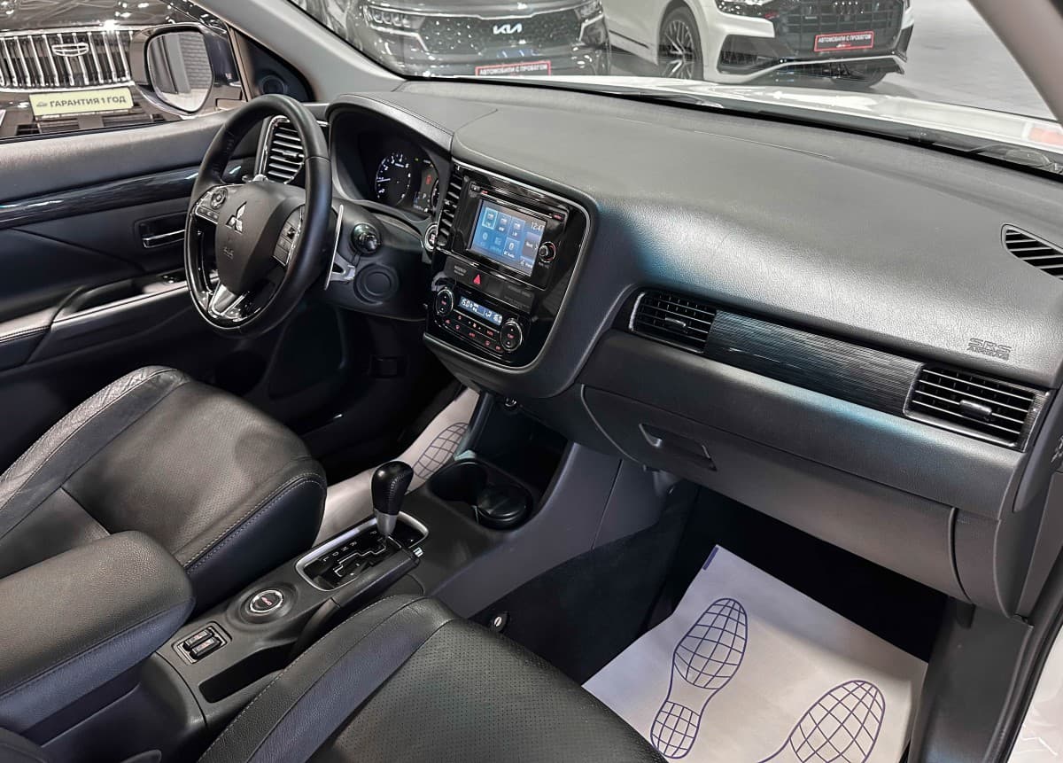 Mitsubishi Outlander - фото 16