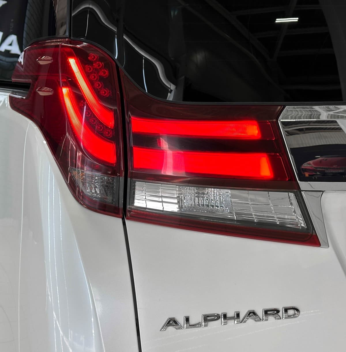 Toyota Alphard - фото 8
