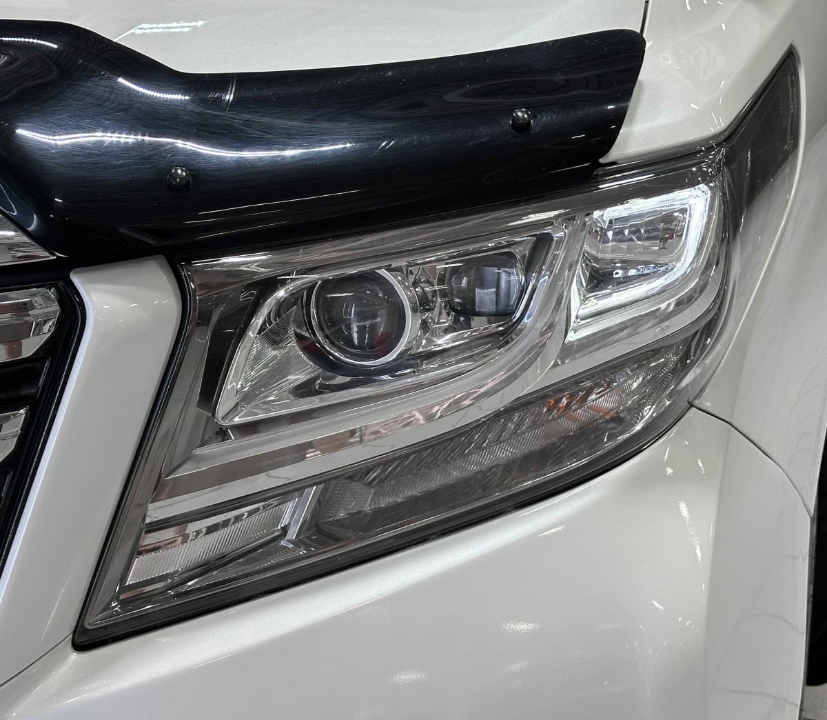 Toyota Alphard - 4