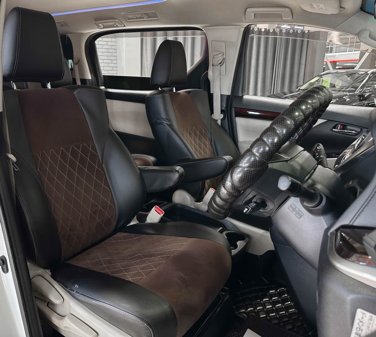Toyota Alphard - фото 16