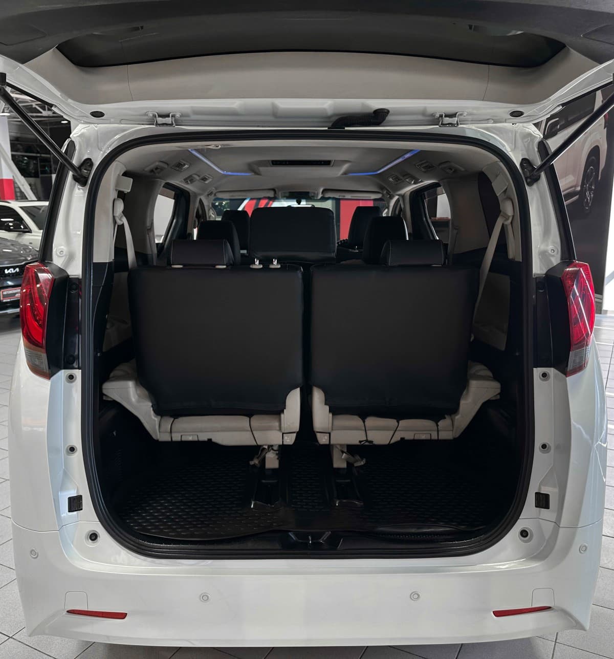 Toyota Alphard - фото 14