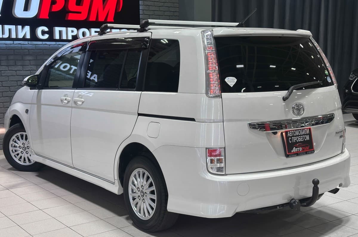 Toyota Isis - фото 8