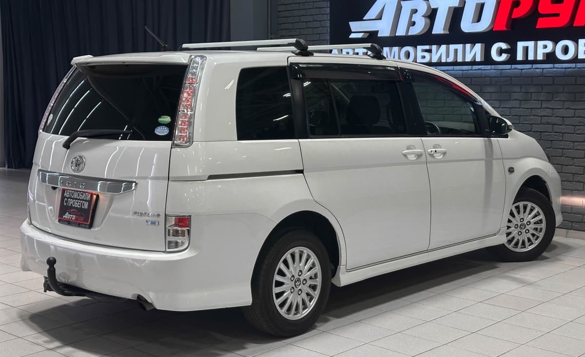 Toyota Isis - фото 6