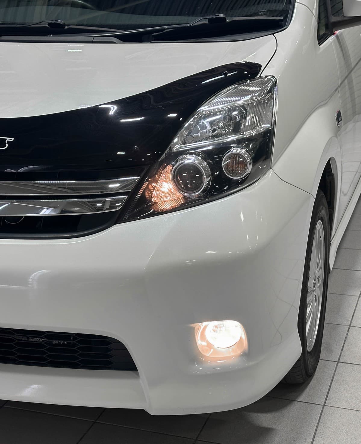 Toyota Isis - 4
