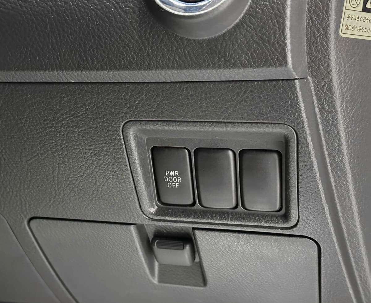 Toyota Isis - фото 19