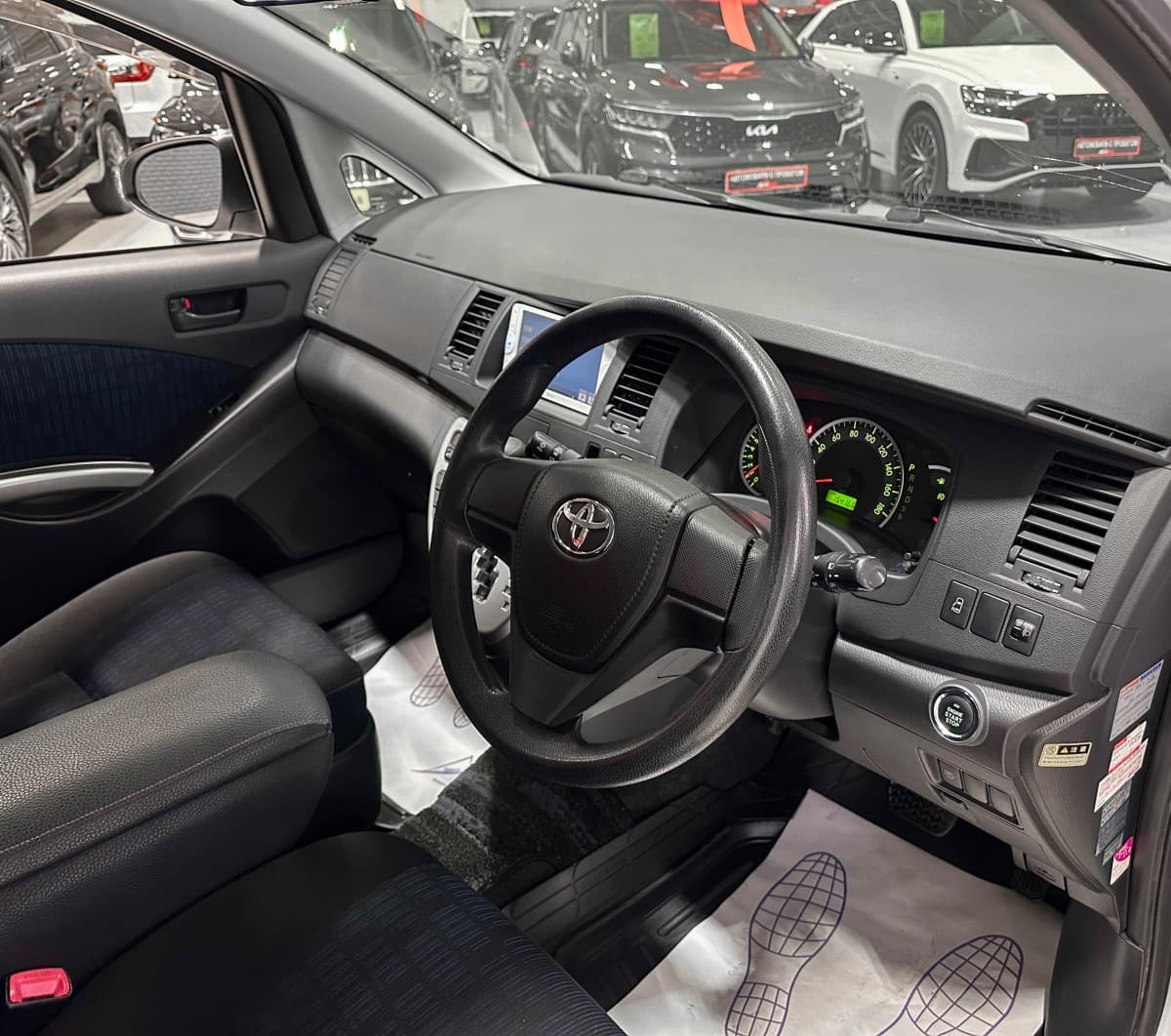 Toyota Isis - фото 9