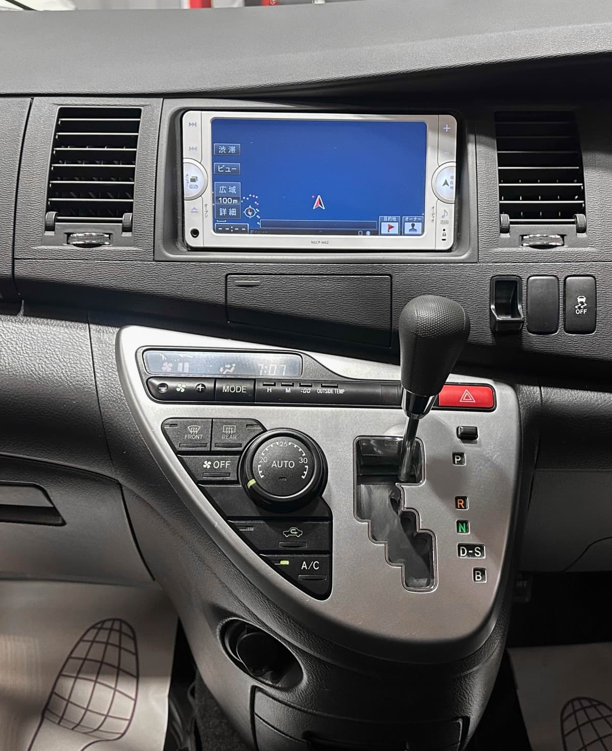 Toyota Isis - фото 24