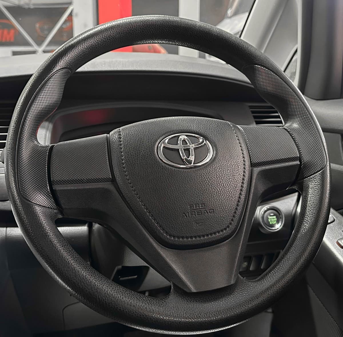 Toyota Isis - фото 25