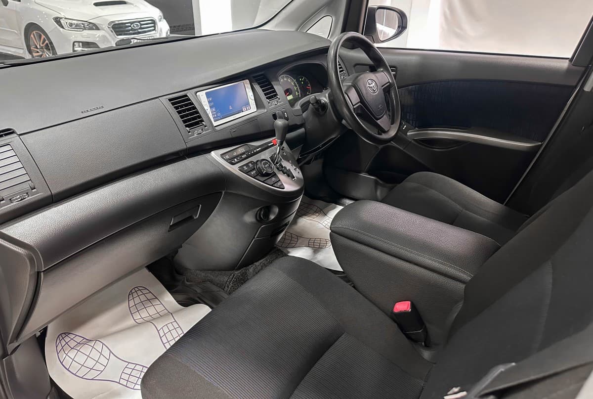 Toyota Isis - фото 17