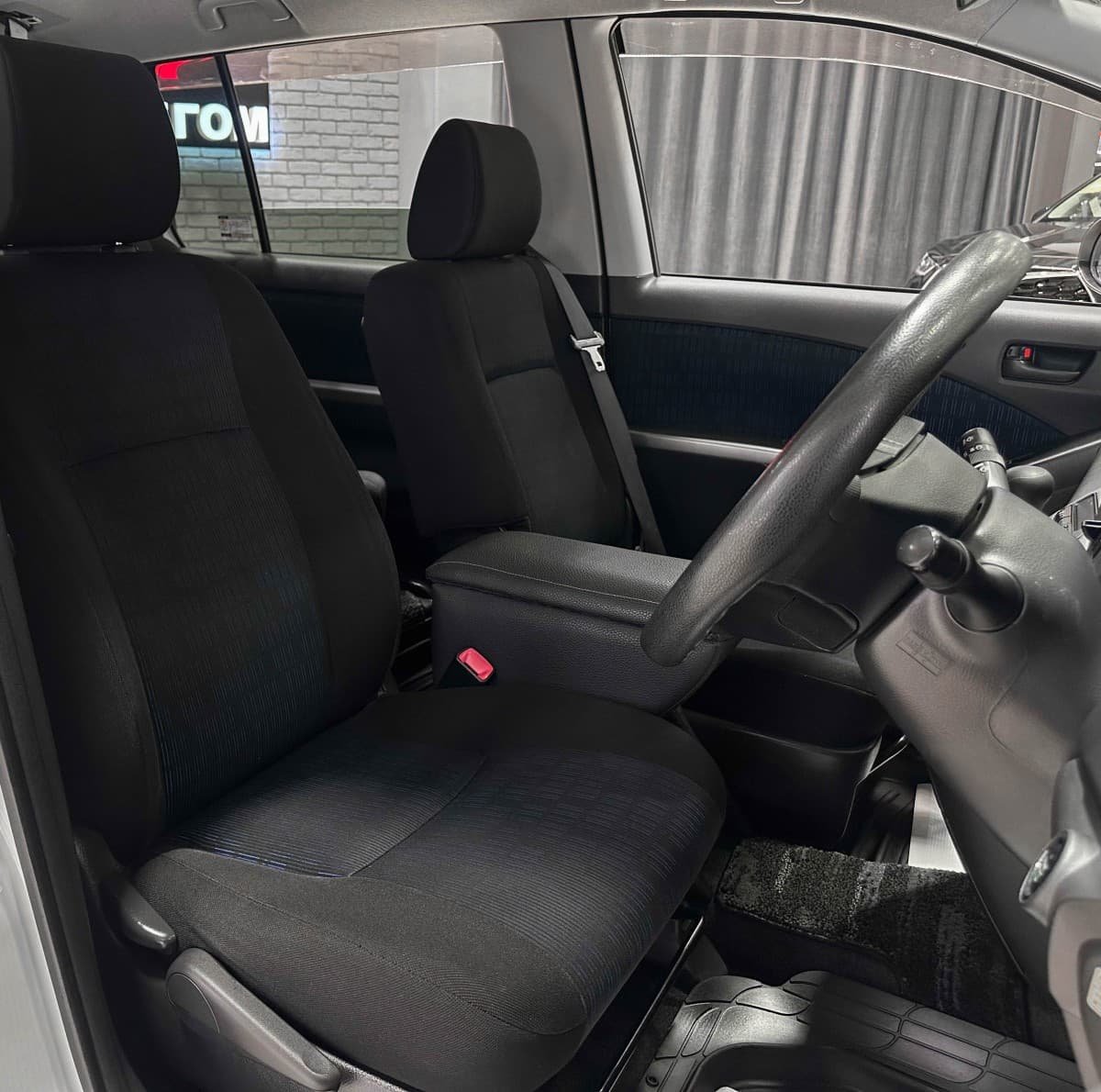 Toyota Isis - фото 10