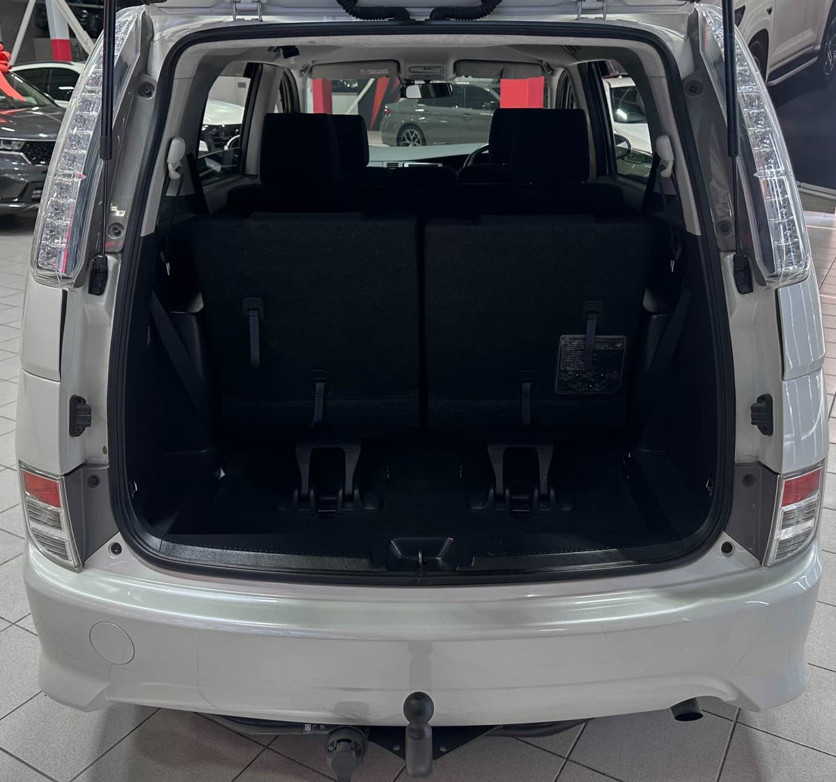 Toyota Isis - фото 12