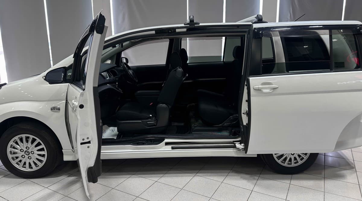 Toyota Isis - фото 14