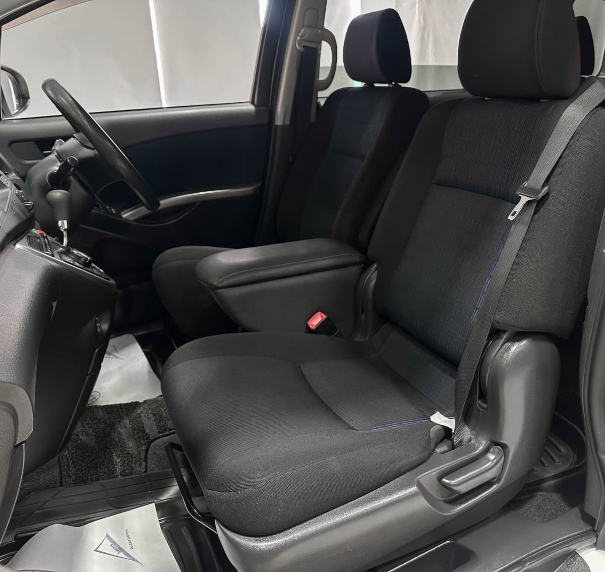 Toyota Isis - фото 16