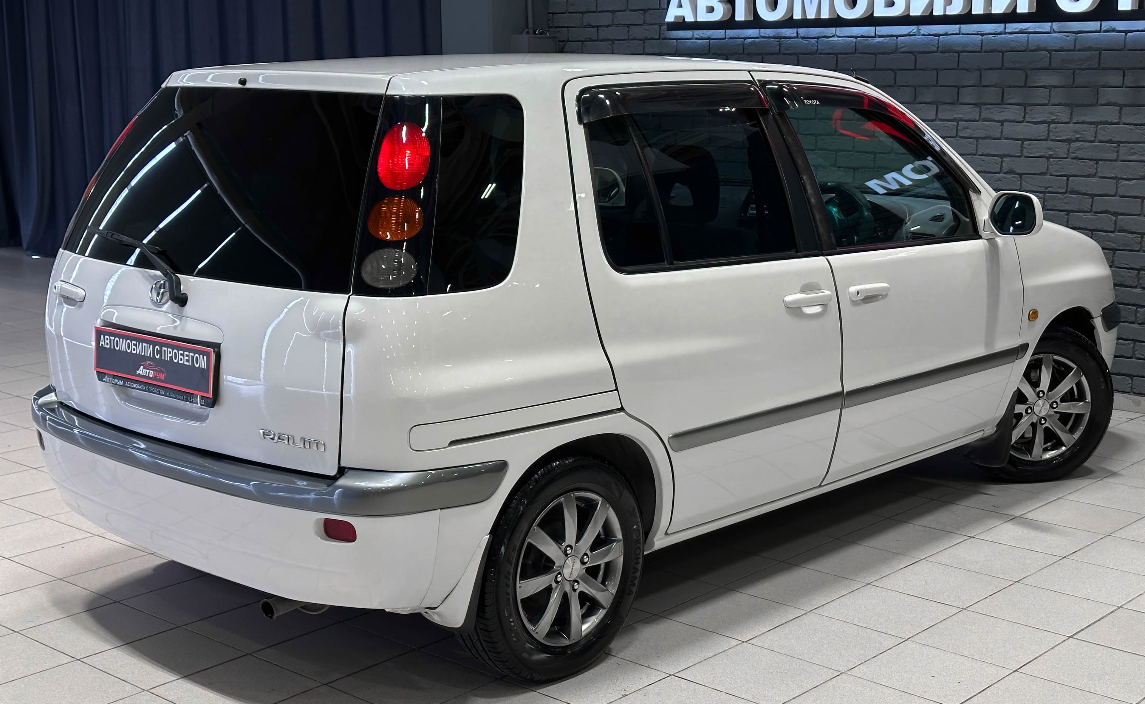Toyota Raum - фото 6