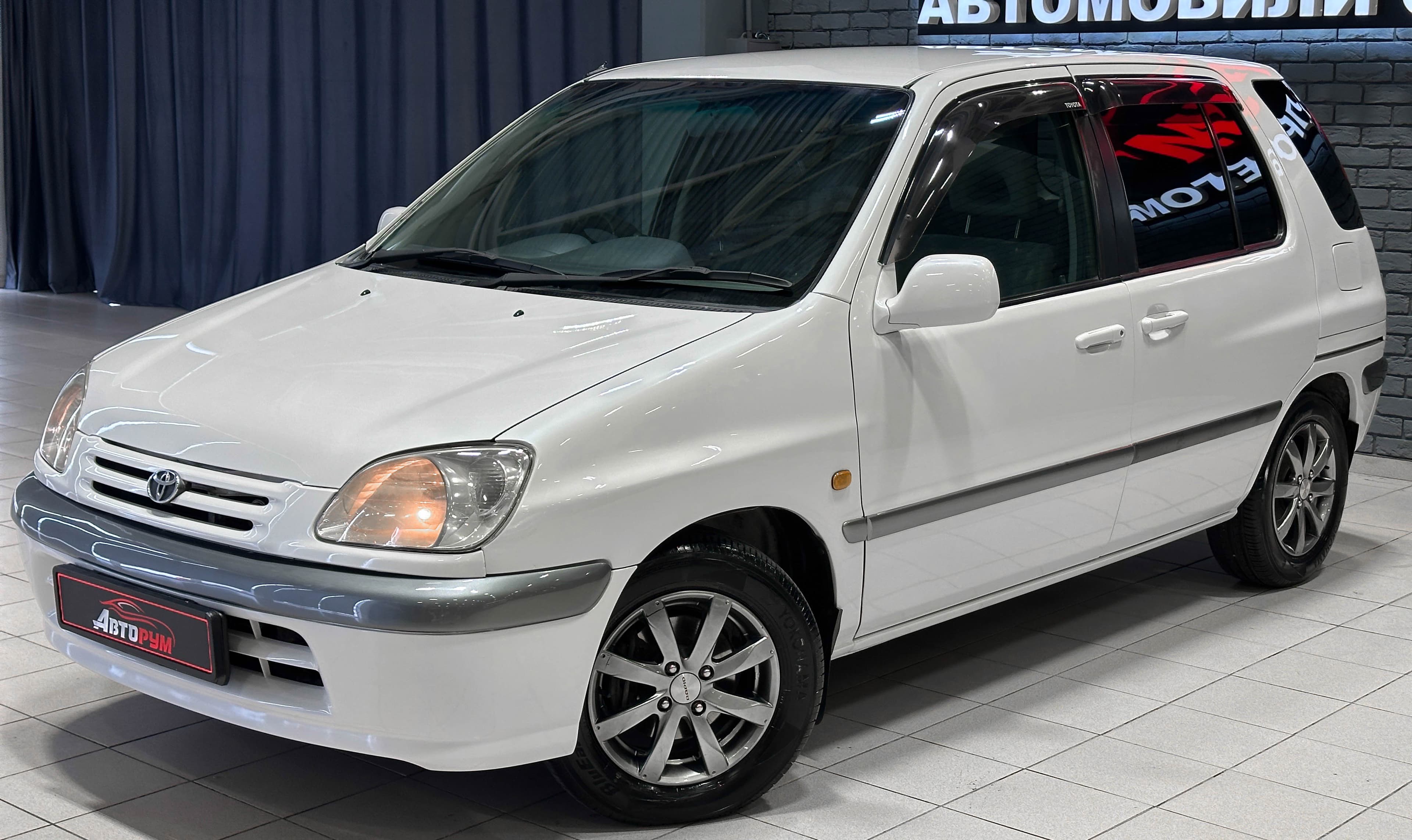 Toyota Raum - 2