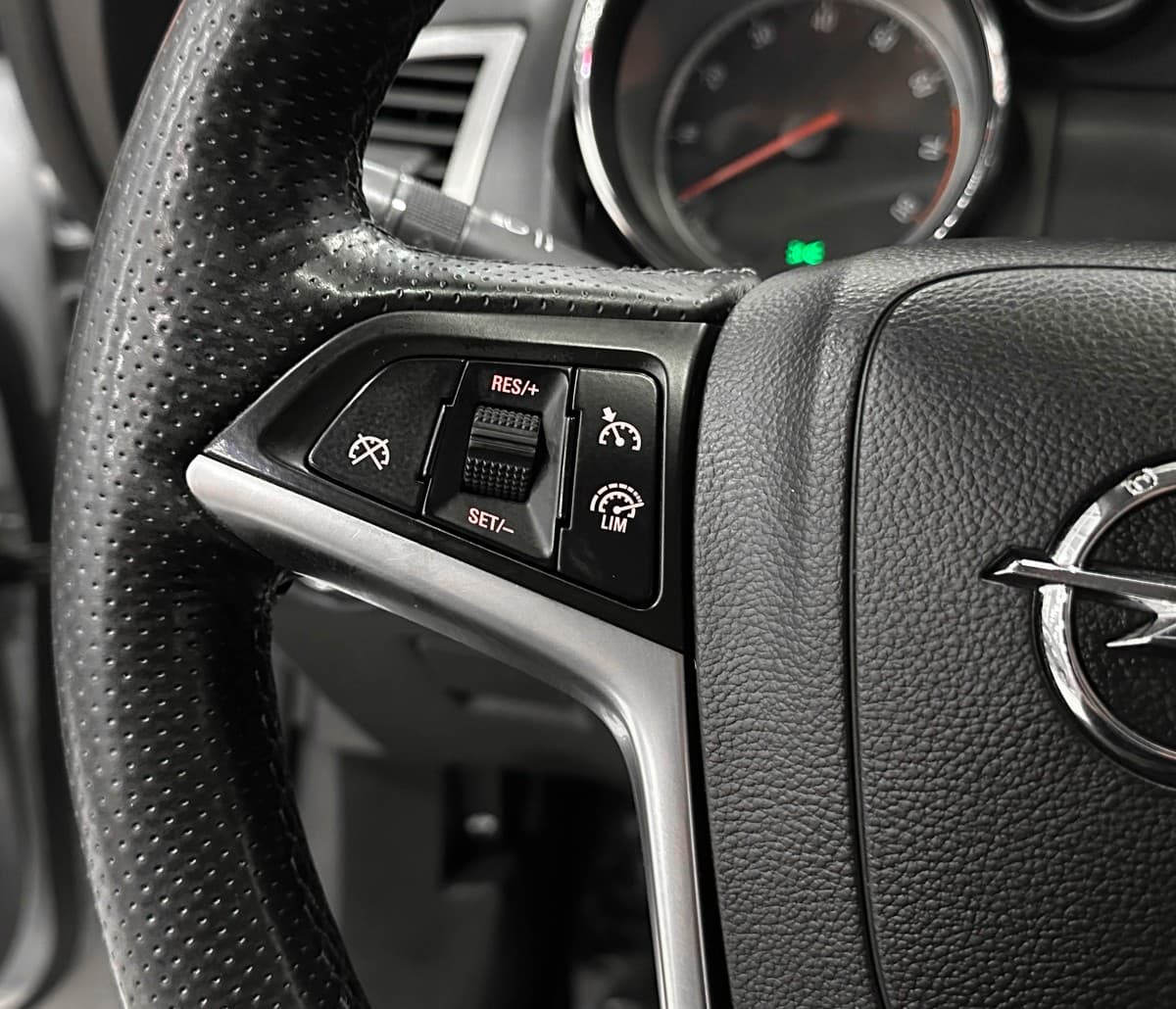 Opel Astra GTC - фото 16