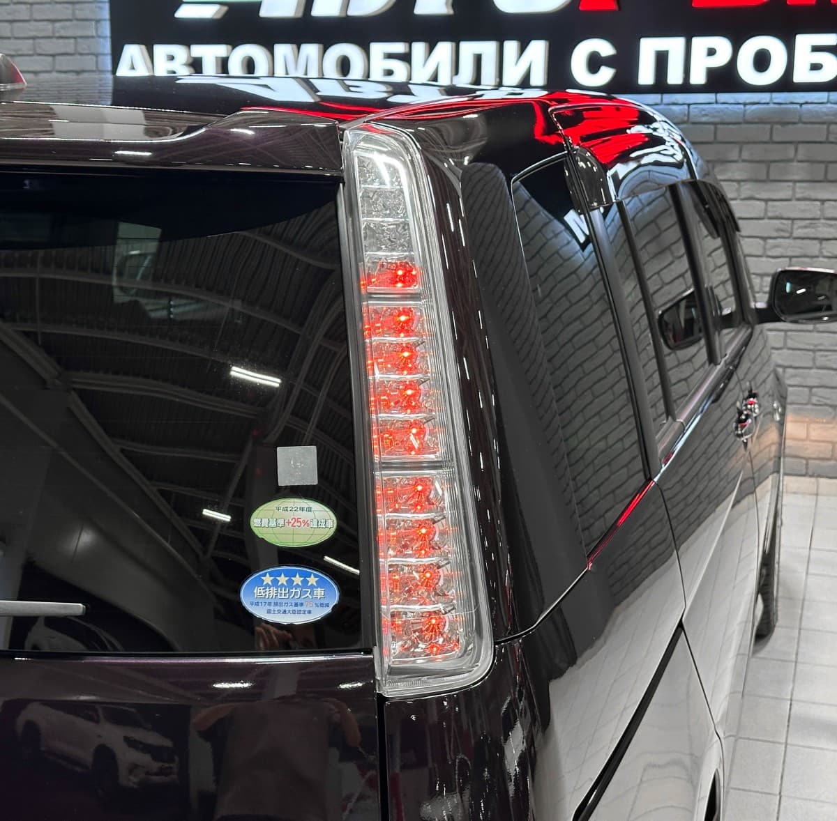 Toyota Isis - фото 8