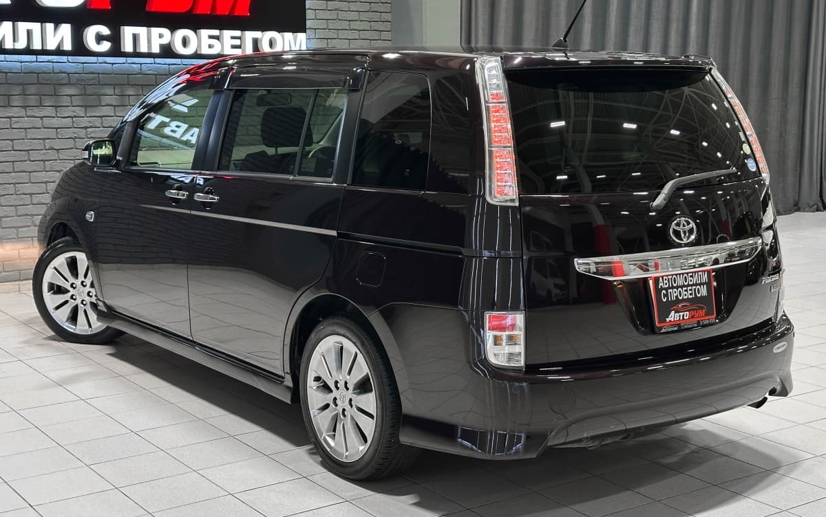 Toyota Isis - фото 9