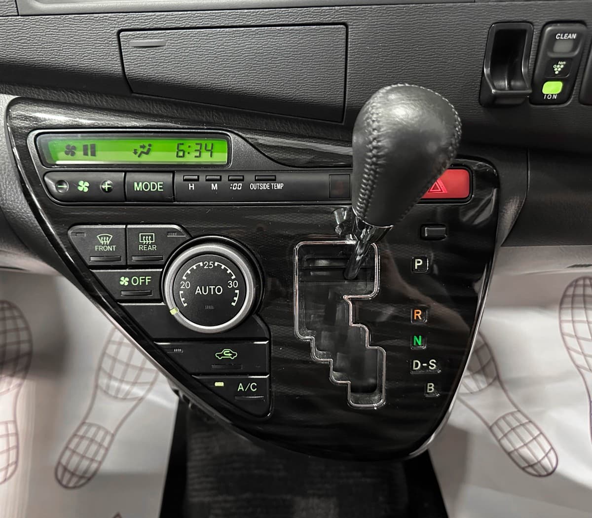 Toyota Isis - фото 24