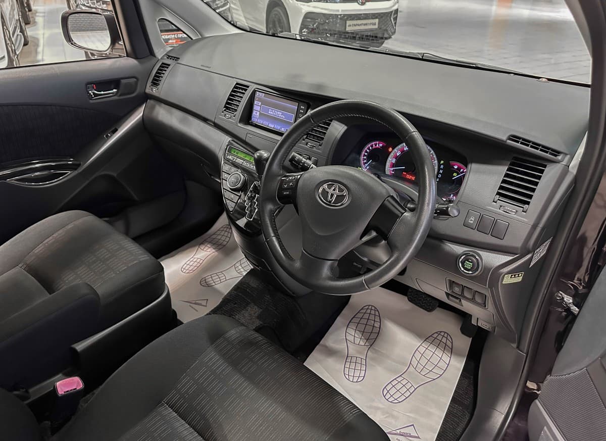 Toyota Isis - фото 18
