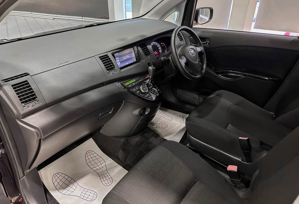Toyota Isis - фото 10