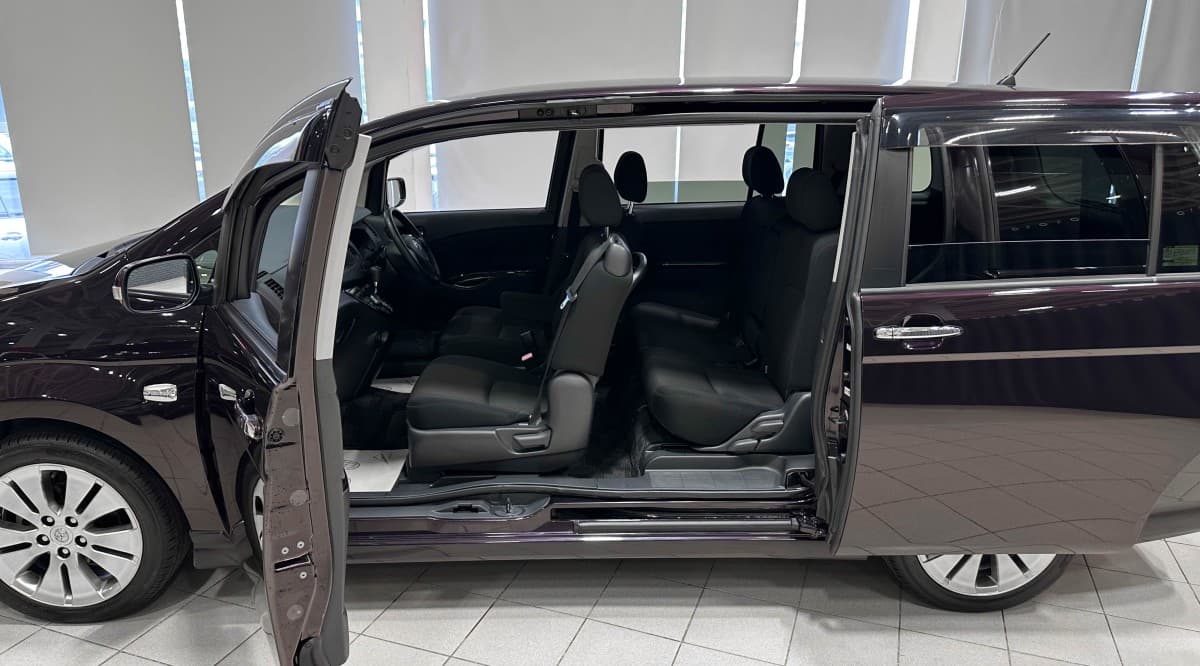 Toyota Isis - фото 13
