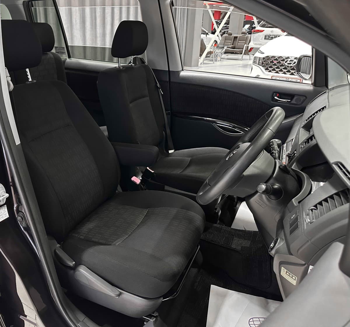 Toyota Isis - фото 17