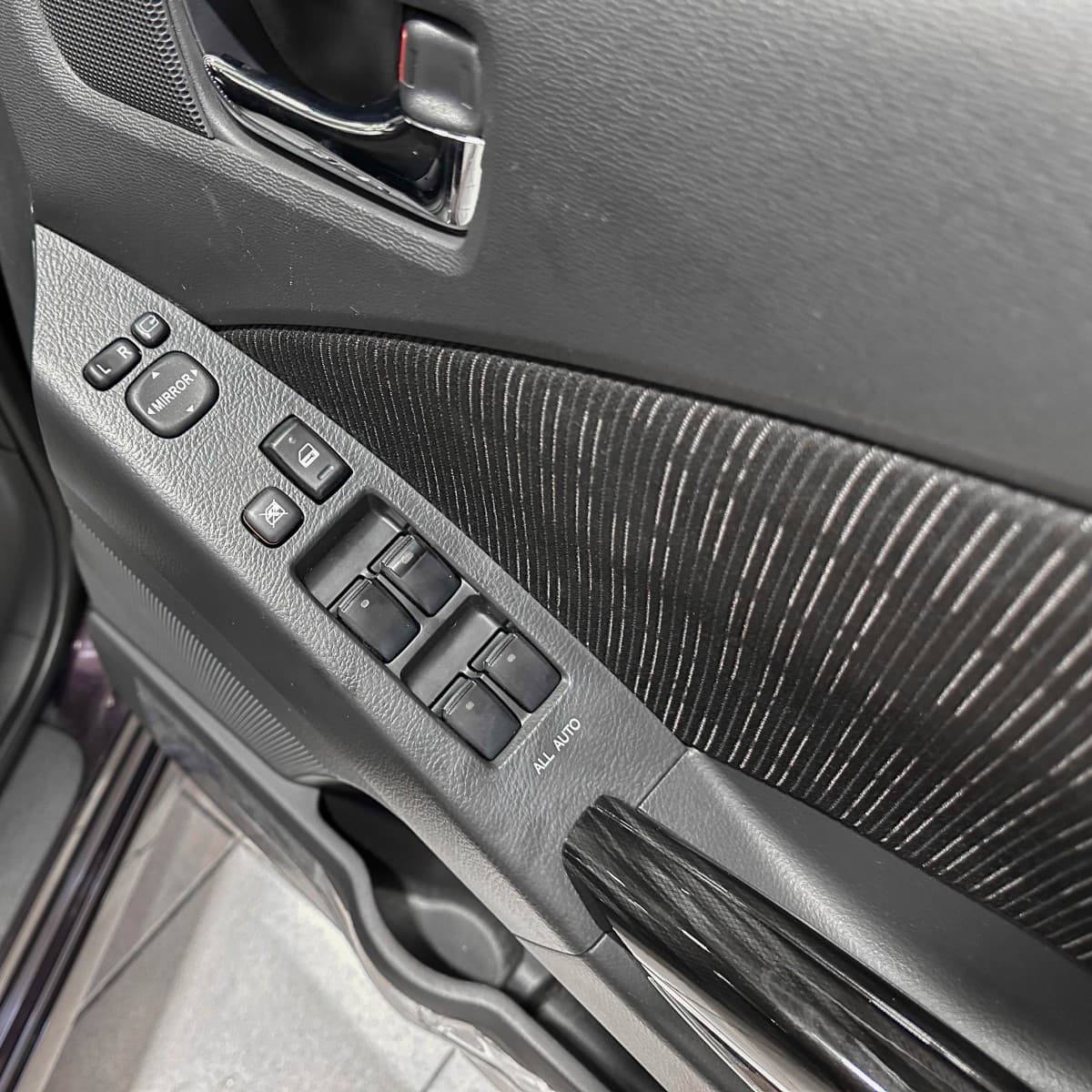Toyota Isis - фото 19
