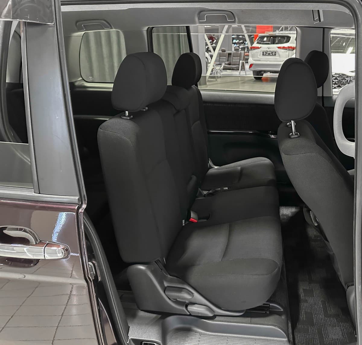 Toyota Isis - фото 16