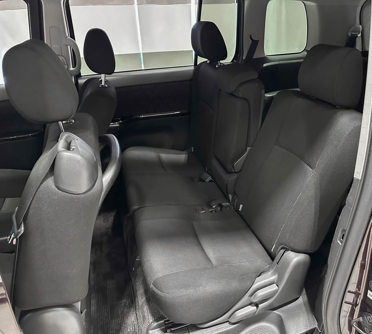 Toyota Isis - фото 12