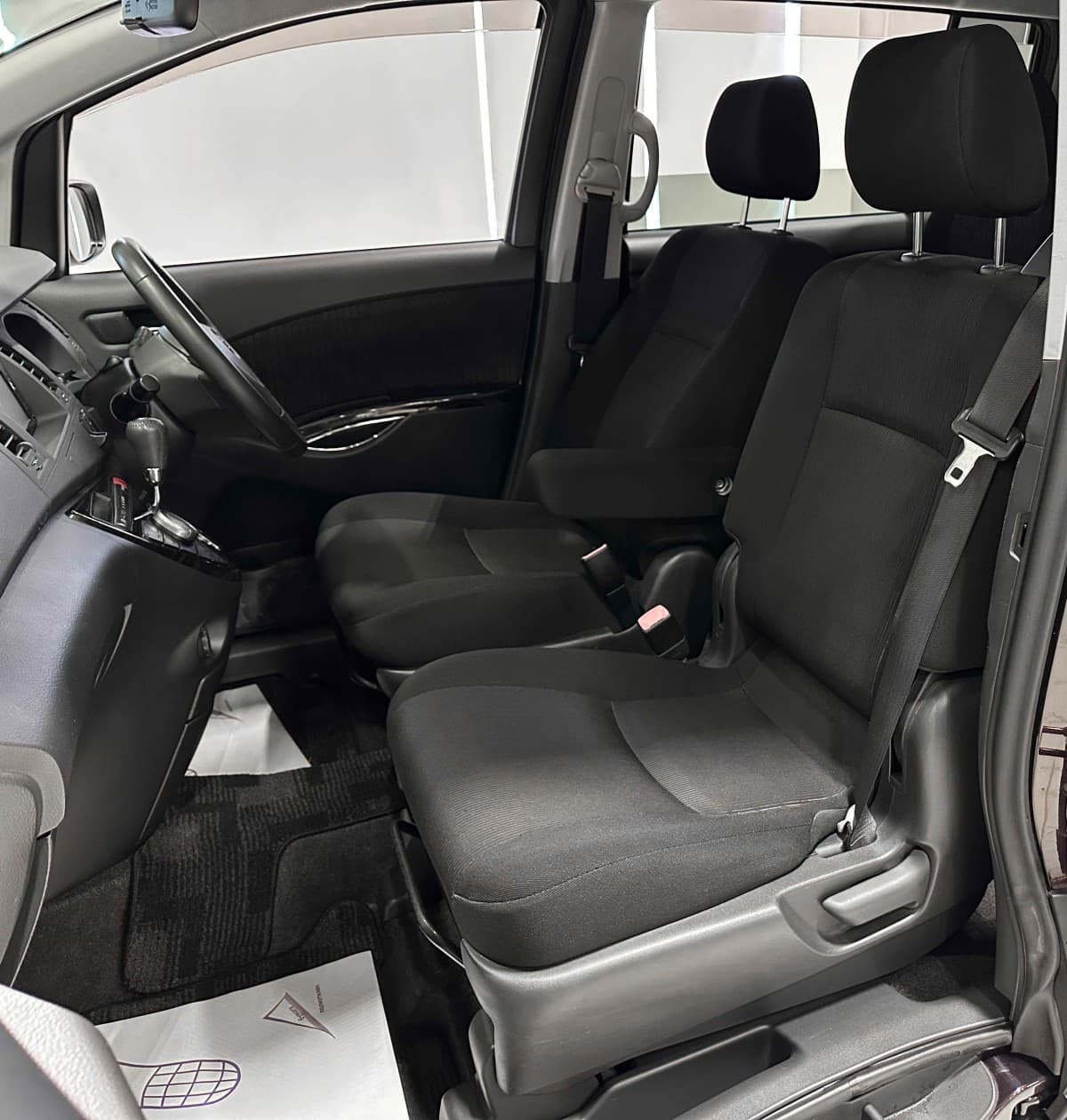 Toyota Isis - фото 11