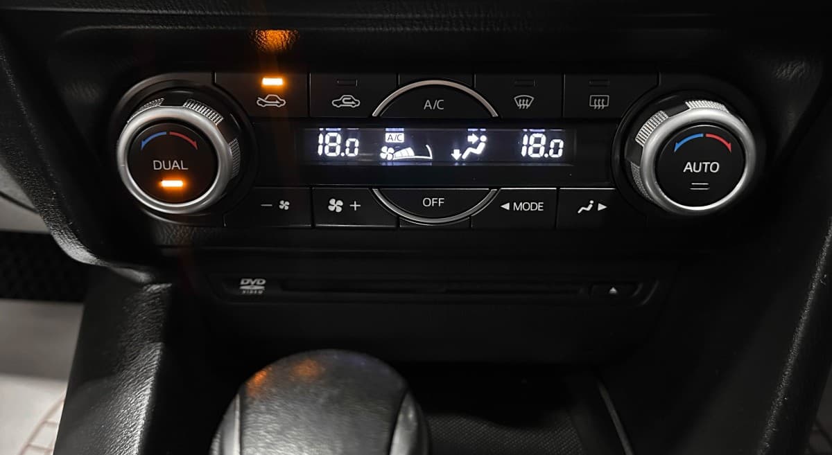 Mazda Axela - фото 24