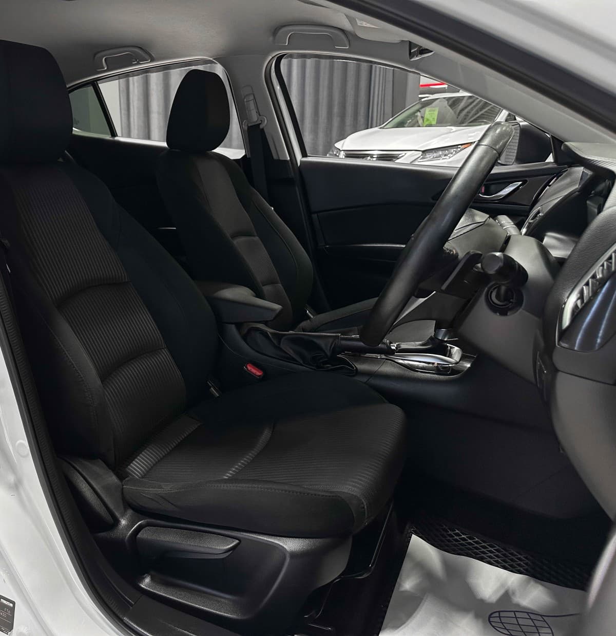Mazda Axela - фото 11