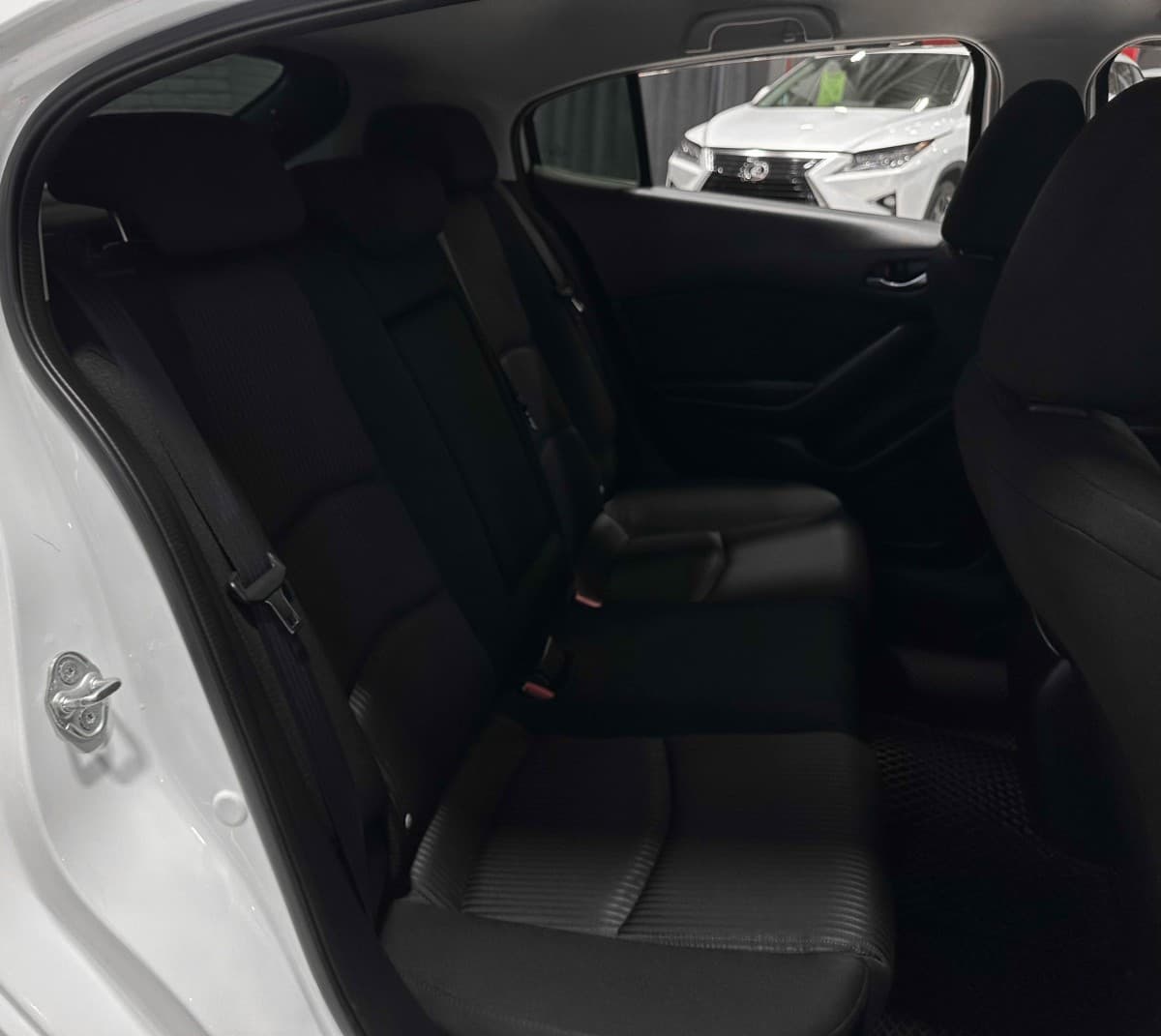 Mazda Axela - фото 12