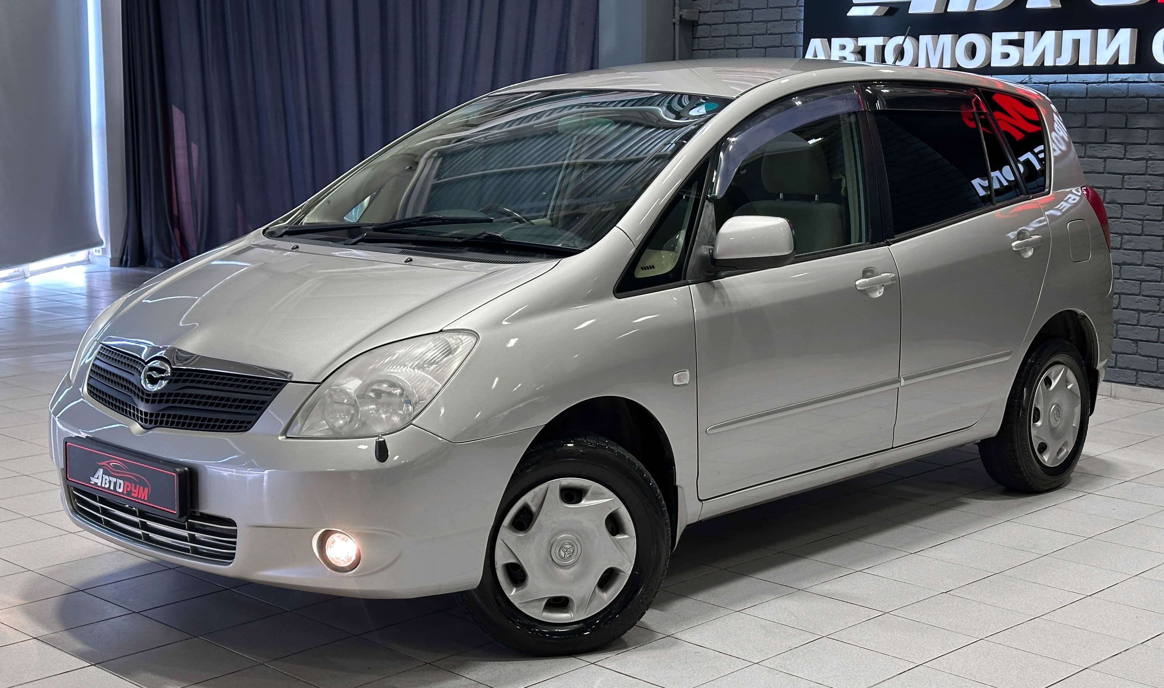 Toyota Corolla Spacio - 2